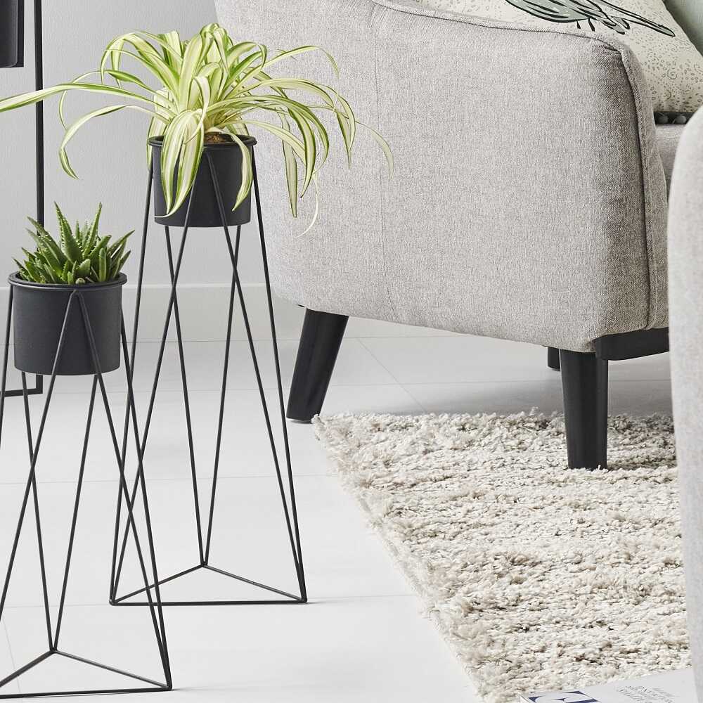 Porta maceta y macetero en forma triangular, material acero y plástico