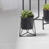 Porta maceta y macetero pequeño en forma triangular, material acero y plástico